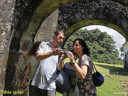 Happy traveller's faces while visiting Bahia with Ivan Salvador da Bahia & official tour guide, Jan and Heleen in the Dias d'Avila ruins near Praia do Forte, #FotosBahia,#ChapadaDiamantina,#ChapadaDiamantinaTrekking,#BahiaMetisse,#ToursByLocals,#DiamantinaMountains,#PatyValley,#Lençois,#ChapadaDiamantinaMountains,#IvanBahiaGuide,#nasalturas,#Chapadaadventures